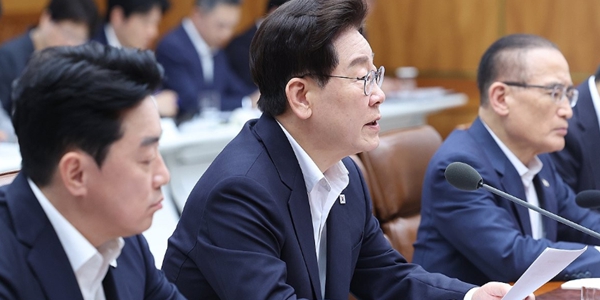 <a href='https://www.businesspost.co.kr/BP?command=article_view&num=441001' class='human_link' style='text-decoration:underline' target='_blank'>이재명</a> 피지컬AI 맞춰 "로봇 정부 구매 대폭 늘리라", 정부 '로봇 양산' 마중물 붓는다