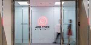 에이피알 성과보상·자율성으로 젊은 직원 붙잡았다, <a href='https://www.businesspost.co.kr/BP?command=article_view&num=434869' class='human_link' style='text-decoration:underline' target='_blank'>김병훈</a> 인력 선순환 시동