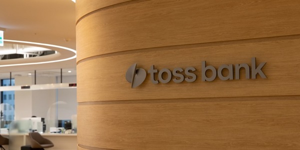 토스뱅크 <a href='https://www.businesspost.co.kr/BP?command=article_view&num=394769' class='human_link' style='text-decoration:underline' target='_blank'>이은미</a> 연임 첫해 케이뱅크 맹추격, 하반기 펀드·주담대로 순이익 역전 노린다 