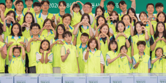 하나금융그룹 명동 소상공인에 '행복상자' 200여 개 전달, 임직원 70여 명 참여
