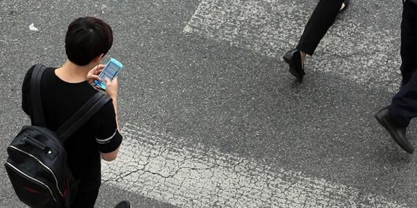[김재섭의 뒤집어보기] 임산부 스마트폰 보며 계단 걷고 시각장애인 지팡이 걷어차이고, 보행 중 '화면 자동 잠김' 기능 도입해야