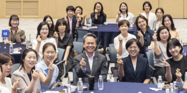 신한금융 '신한 쉬어로즈 리더십 특강' 열어, 여성 인재 70여 명 대상 강연