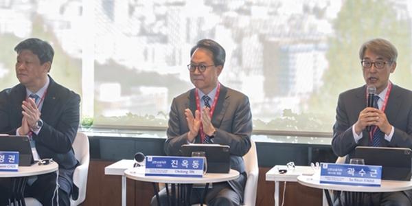 진옥동 신한금융 회장 '이사회 라운드테이블' 개최, 기관투자자들에게 직접 중장기 전략 설명