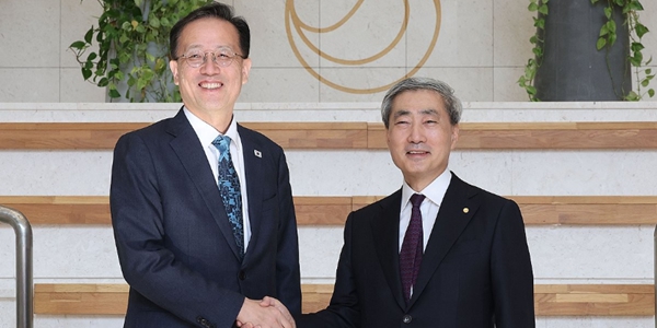 경제부총리 이형일-한은 총재 신현송 첫 회동, "최적 정책 조합 논의"