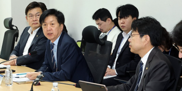'네이밍 앤 셰이밍' 저PBR 명단 공개 한 달 앞으로, 밸류업 공시 유도 속 실효성 시험대