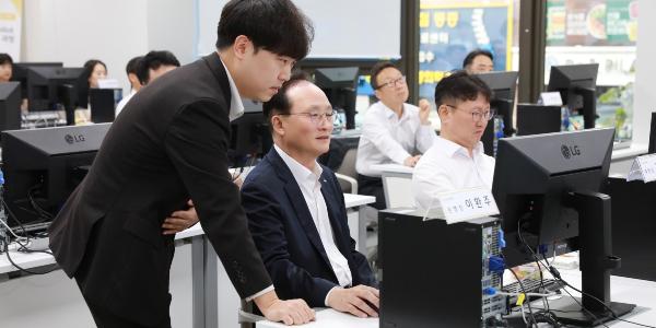 KB국민은행 경영진 대상 생성형AI 교육, 이환주 "AI 활용 리더가 앞장서야"