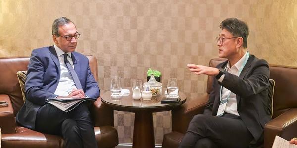 SK텔레콤 대표 정재헌 글로벌 이통사와 AI 전략 논의, "지속가능 생태계 조성"