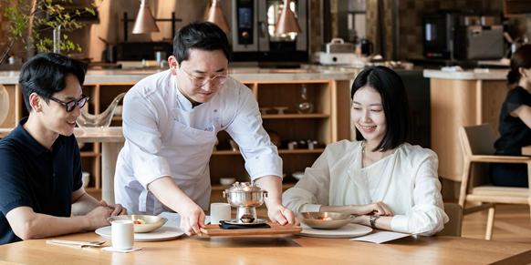 한화푸드테크 한식 식당 '아사달' 방문객 급증, 10월 말까지 예약 이미 마감