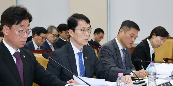 원안위원장 최원호 국감서 인력난 호소, "SMR 규제 담당 7명 뿐"