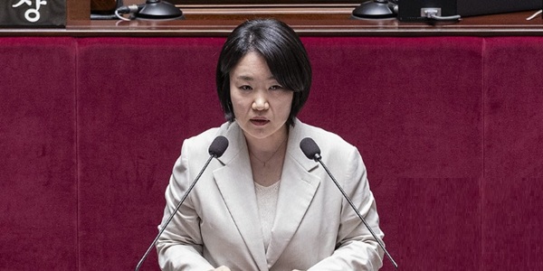 [Who Is ?] 이소영 중소벤처기업부 장관 
