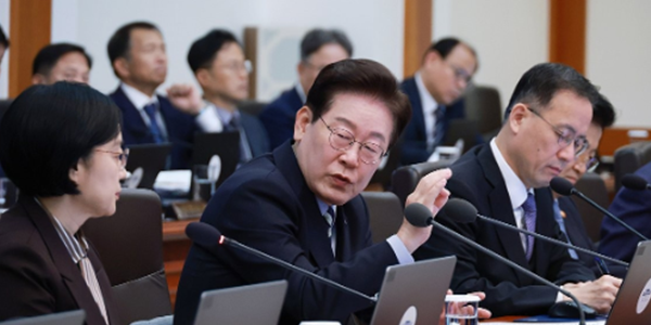 한은 통화정책에 이재명 정부 '821조 적극재정' 시험대, 가계·기업부채 관리 과제 무겁다