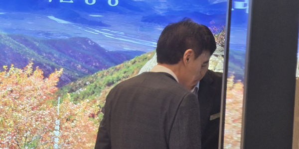 [현장] 신동국 한미약품 이사회 참석 위해 출근, '공개매수 의무 위반 논란' 질문에 묵묵부답