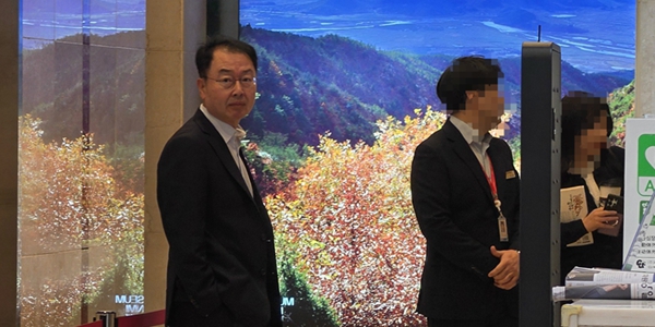 [현장] 신동국 한미약품 이사회 참석 위해 출근, '공개매수 의무 위반 논란' 질문에 묵묵부답