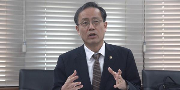 경제부총리 이형일 "반도체 성장세 최소 내년까지, 많은 세금 걷힐 전망"