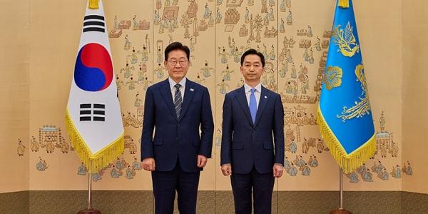 이재명 중수청장 김지용에 임명장 수여, "네 편 내 편 가리지 말고 원칙 따라 사건 처리해야"