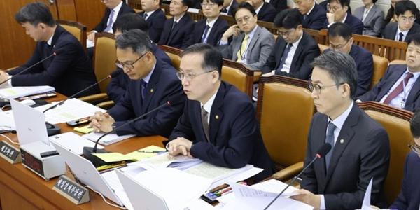 경제부총리 이형일 "가상자산 과세 의견 모아 숙고" "부동산 시장 점점 안정될 것"